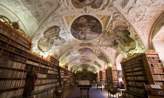 Y.Shishido - http://pipimaru.dyndns.org/, CC BY-SA 3.0, https://commons.wikimedia.org/w/index.php?curid=420811 Strahov Klosterbibliothek