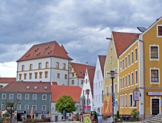 Die Nordseite des Luidpoldplatzes mit dem Schloss im Hintergrund