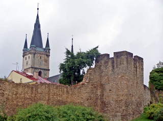 Ein Wehrturm mit Stadtmauer