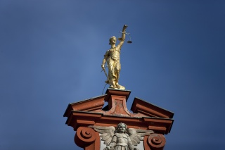 Justitia auf Rathausspitze
