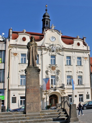 Hus-Denkmal vor Rathaus