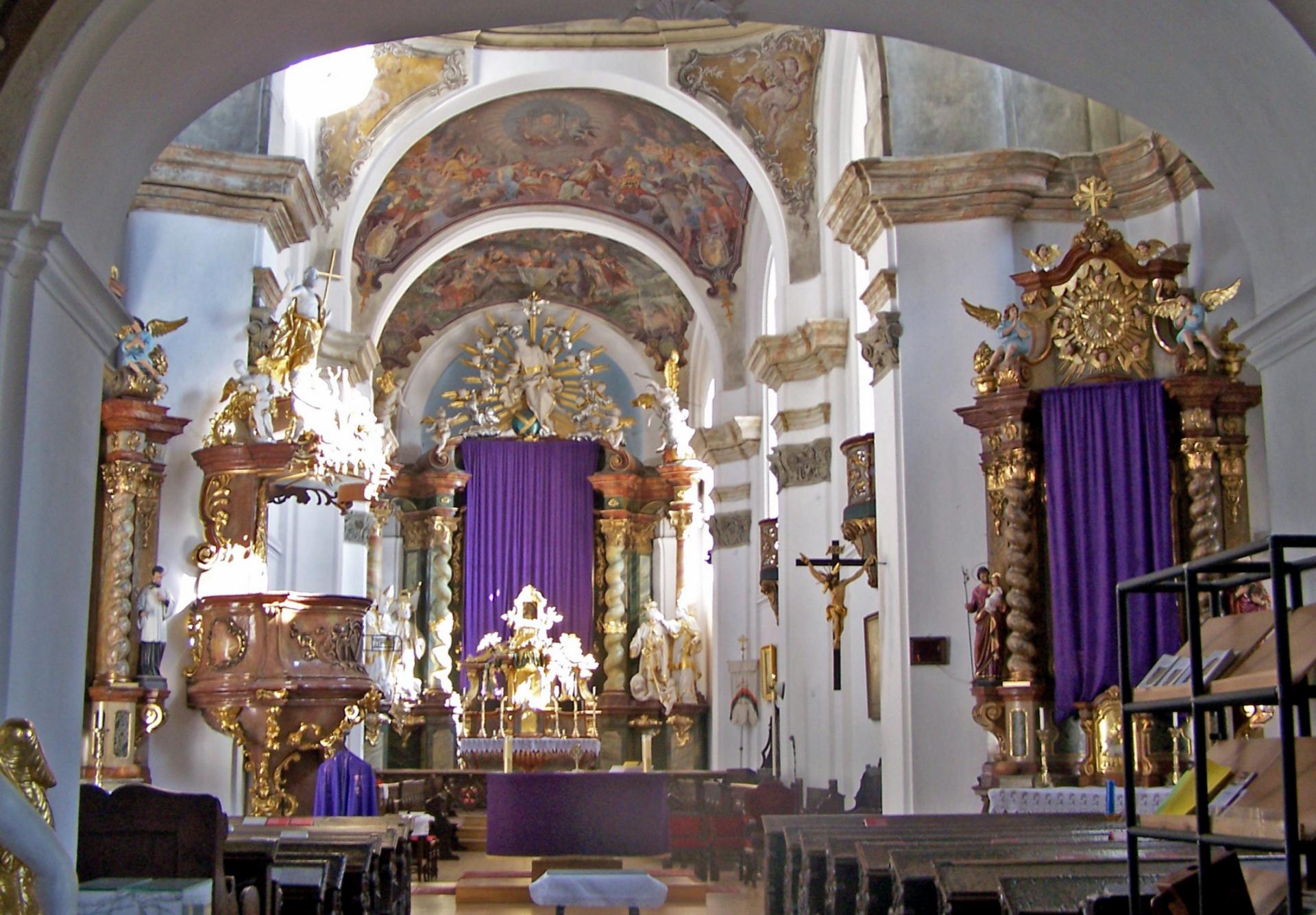 Der Altarraum der Dekanatskirche Allerheiligen