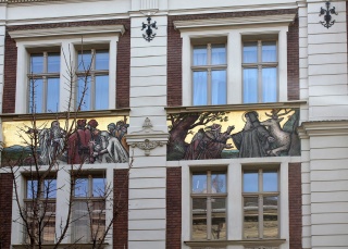 An der Nerudova ulice ist ein ganzer Häuserblock mit Gemälden aus der Geschichte Tschechiens verziert