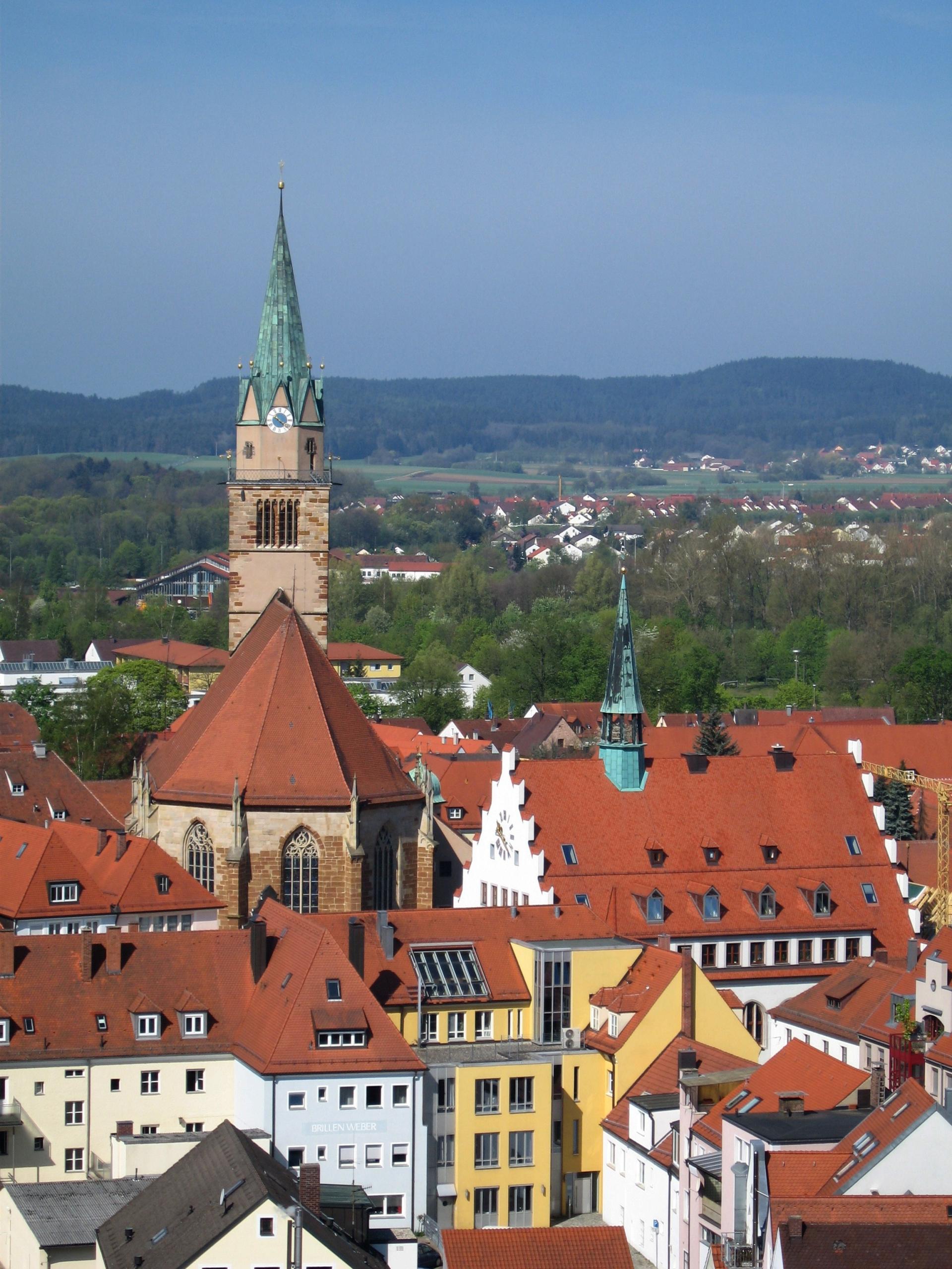 Das Rathaus und die Stadtpfarrkirche Sankt Johannes